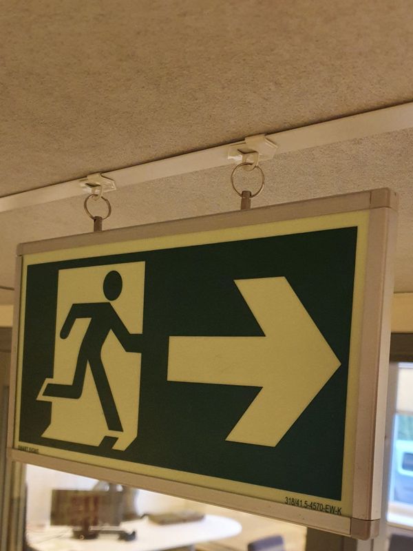Clips i stål för infästning i systemtaket