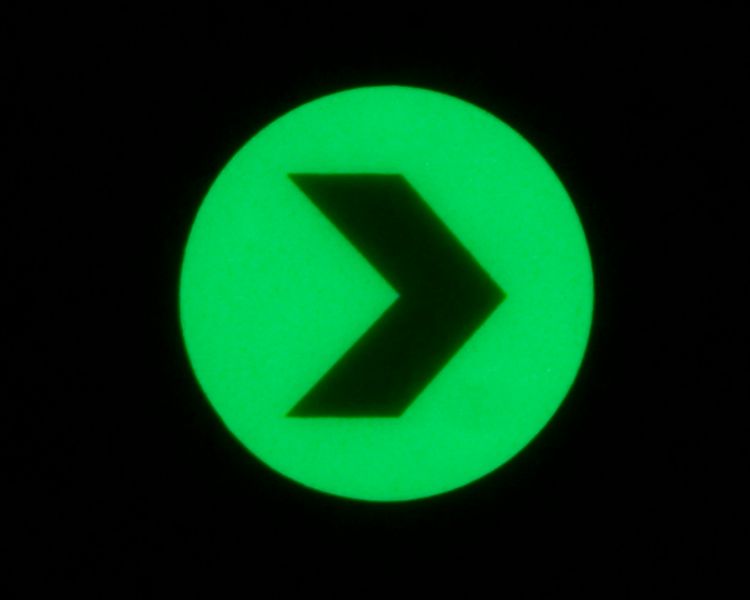 Efterlysande cirkel med Pil &oslash;60 mm, vinyl/aluminium utan lim